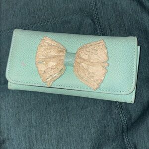 Cutie lil trifold wallet. Five big cash slots;